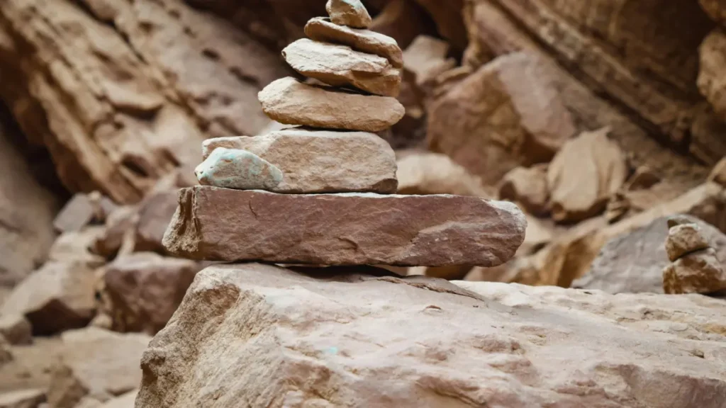 The Art of Investing: Mastering the Crucial Triad of Risk, Return, and Liquidity 3 A balancing scale weighing the three key factors of successful investing: risk, return, and liquidity.